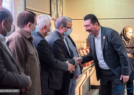 مجتمع شیمیایی بیستون  واحد نمونه دانش بنیان استان کرمانشاه/سموم دامپزشکی تولیدی مجتمع شیمیایی بیستون با ظرفیت ۵هزار لیتر آماده عرضه شد