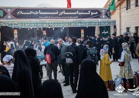 پذیرایی از زوار اربعین حسینی در موکب راه آهن کرمانشاه