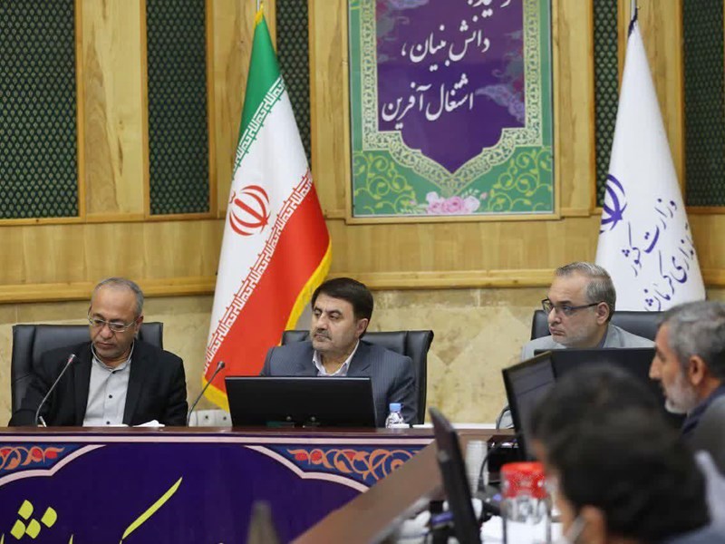 استفاده از کالای تولید استان و کارگر بومی باید در اولویت باشد
