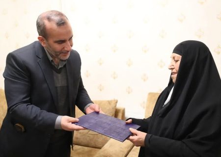 استاندار کرمانشاه از مادر شهید بیگداشی تقدیر کرد