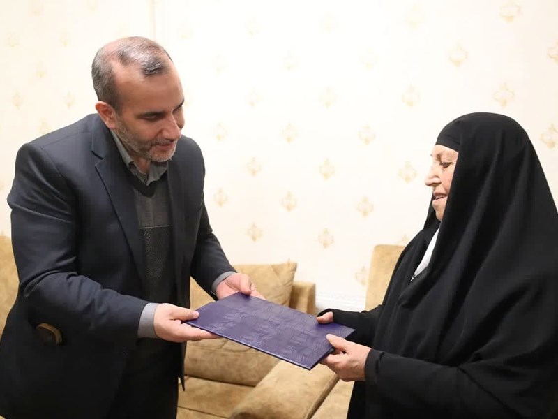 استاندار کرمانشاه از مادر شهید بیگداشی تقدیر کرد