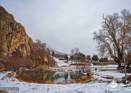 محوطه باستانی تاق بستان در یک روز برفی