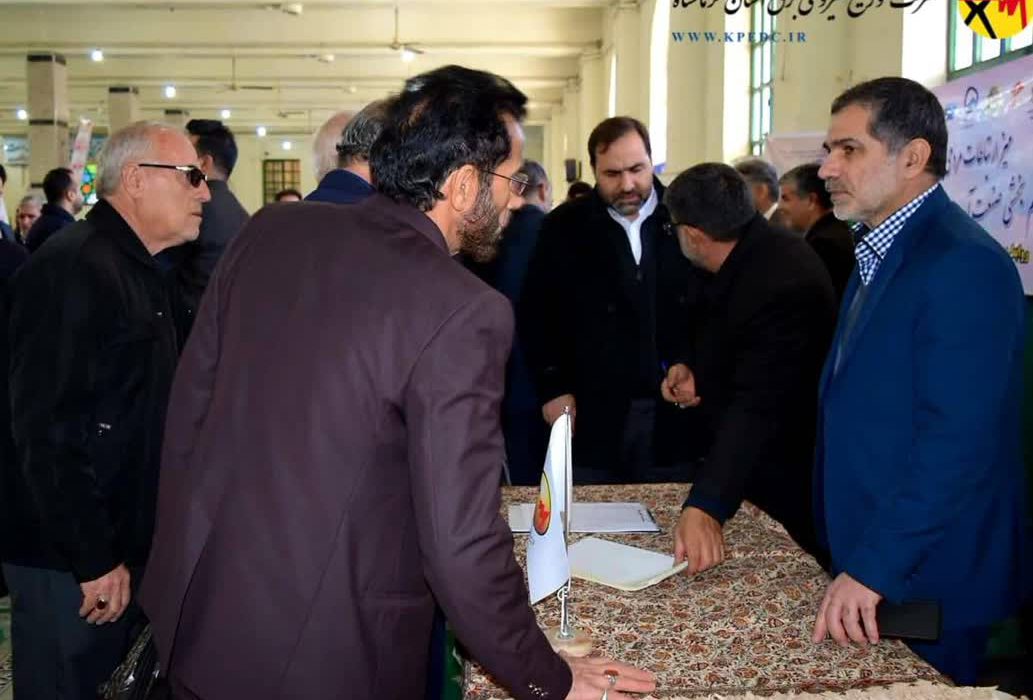 میز ارتباطات مردمی شرکت توزیع برق استان کرمانشاه در حاشیه نماز جمعه برگزار شد