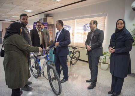 جوایز برگزیدگان جشنواره بزرگ بانک تجارت ویژه اصناف در کرمانشاه اهدا شد