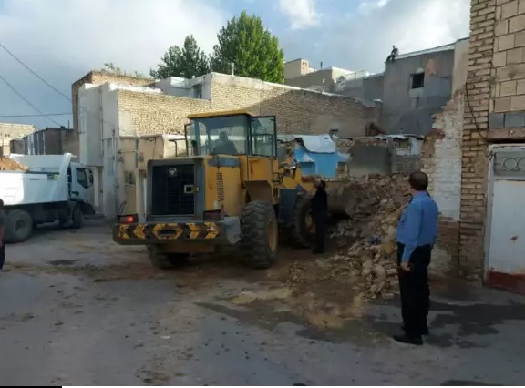 خانه های مخروبه تخریب می شوند