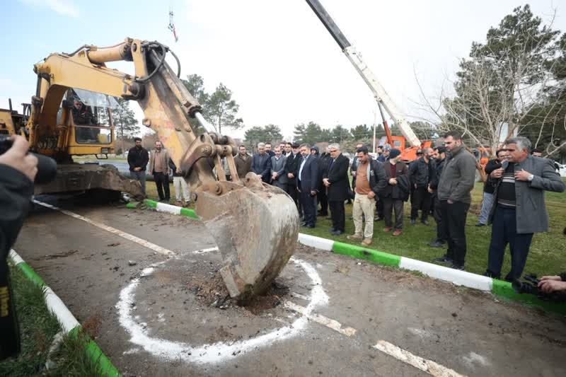 عملیات اجرایی طرح تقویت آبرسانی به مناطق جنوب و شرق شهر کرمانشاه آغاز شد