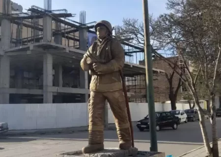 نصب تندیس آتش نشان در چهارراه آتش نشانی کرمانشاه