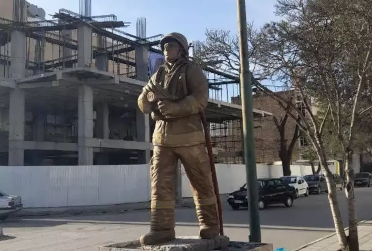نصب تندیس آتش نشان در چهارراه آتش نشانی کرمانشاه