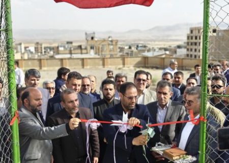 ۳زمین چمن مصنوعی درون مدرسه‌ای در کرمانشاه با حضور وزیر آموزش و پرورش افتتاح شد
