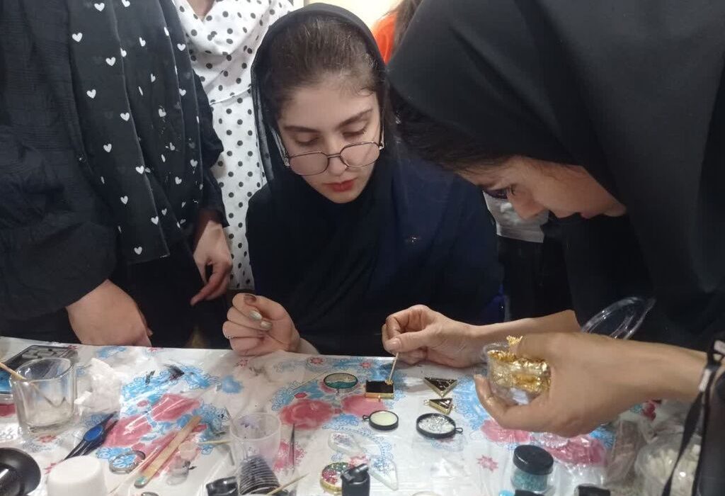 برگزاری ورکشاپ رزین در مجتمع آفرینش کانون کرمانشاه