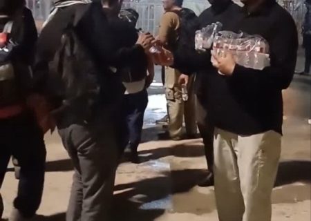 توزیع آب به زائرین اربعین حسینی توسط کارکنان شرکت آب منطقه ای کرمانشاه در مرز خسروی