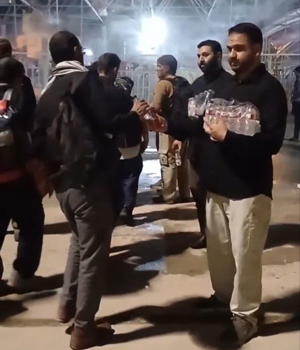 توزیع آب به زائرین اربعین حسینی توسط کارکنان شرکت آب منطقه ای کرمانشاه در مرز خسروی