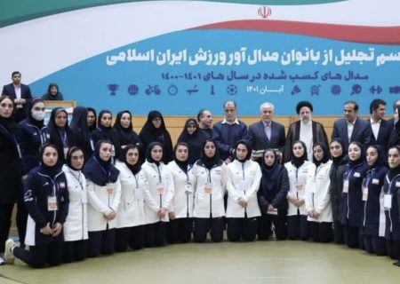 دختـرانی که مـردانه پرچـم را بالا می‌بـرند