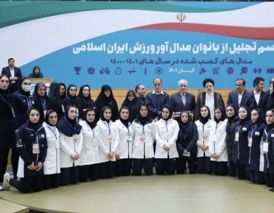 دختـرانی که مـردانه پرچـم را بالا می‌بـرند