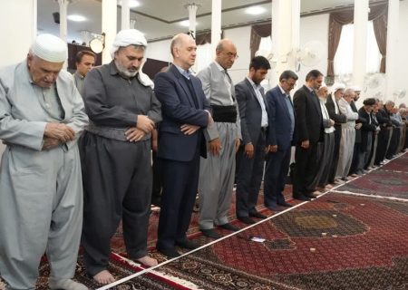 حضور استاندار کرمانشاه با “لباس کردی” در نماز جمعه پاوه