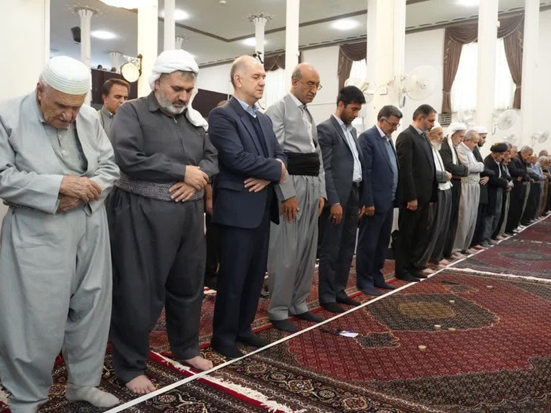 حضور استاندار کرمانشاه با “لباس کردی” در نماز جمعه پاوه
