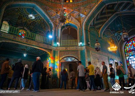 مسافران نوروزی محو تماشای کاشی های منحصر به فرد تکیه معاون الملک کرمانشاه
