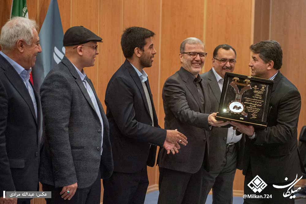 نشان طلایی رعایت حقوق مصرف کنندگان به سیمان غرب اهدا شد