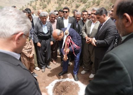 استاندار کرمانشاه کلنگ سالن ورزشی چندمنظوره روستای دشه را بر زمین زد