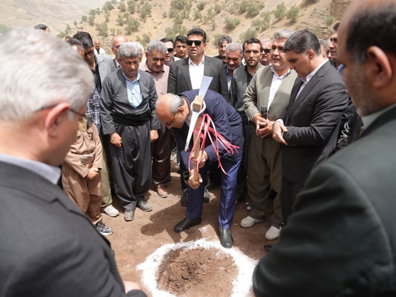 استاندار کرمانشاه کلنگ سالن ورزشی چندمنظوره روستای دشه را بر زمین زد