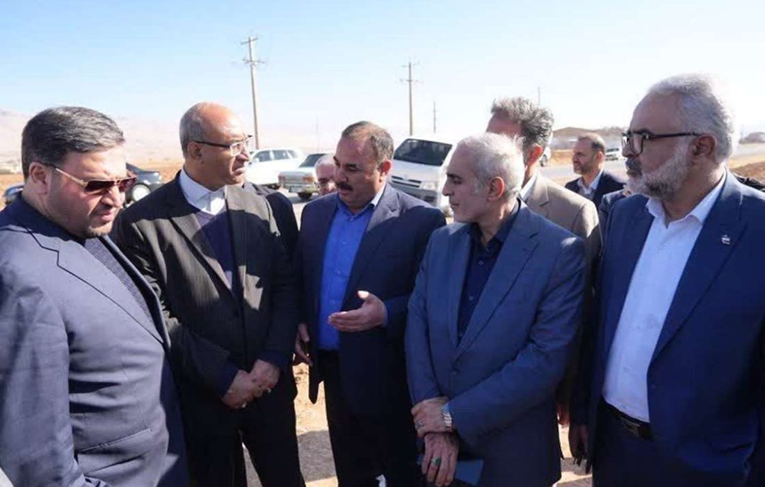 بازدید استاندار و نمایندگان کرمانشاه از بزرگترین مزرعه طلای سرخ