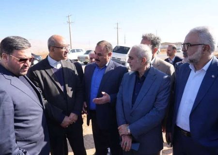 بازدید استاندار و نمایندگان کرمانشاه از بزرگترین مزرعه طلای سرخ